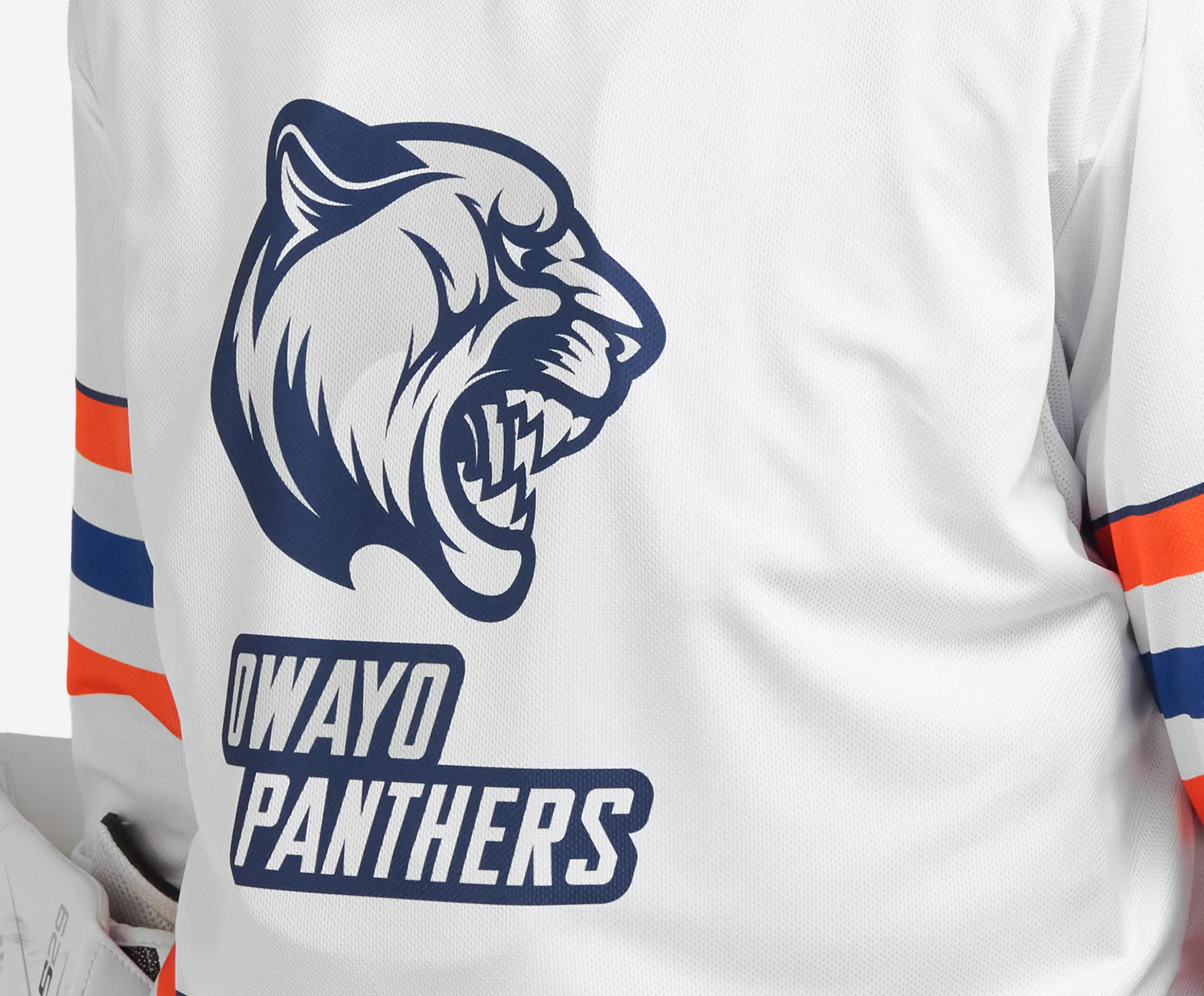 Ein weißes Sporttrikot mit einem großen, bedruckten Tigerkopf und dem Schriftzug 'owayo PANTHERS' in blauer Schrift auf der Rückseite.