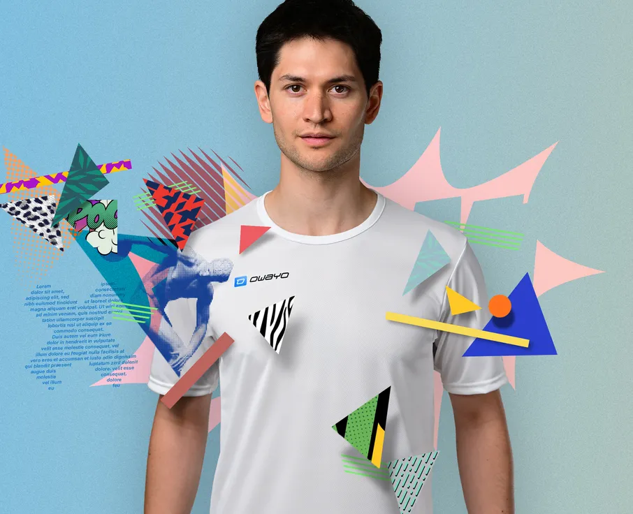 Ein Mann trägt ein weißes, kurzärmeliges Sportshirt mit dem Logo 'owayo' auf der Brust, umgeben von bunten geometrischen Formen und Mustern.
