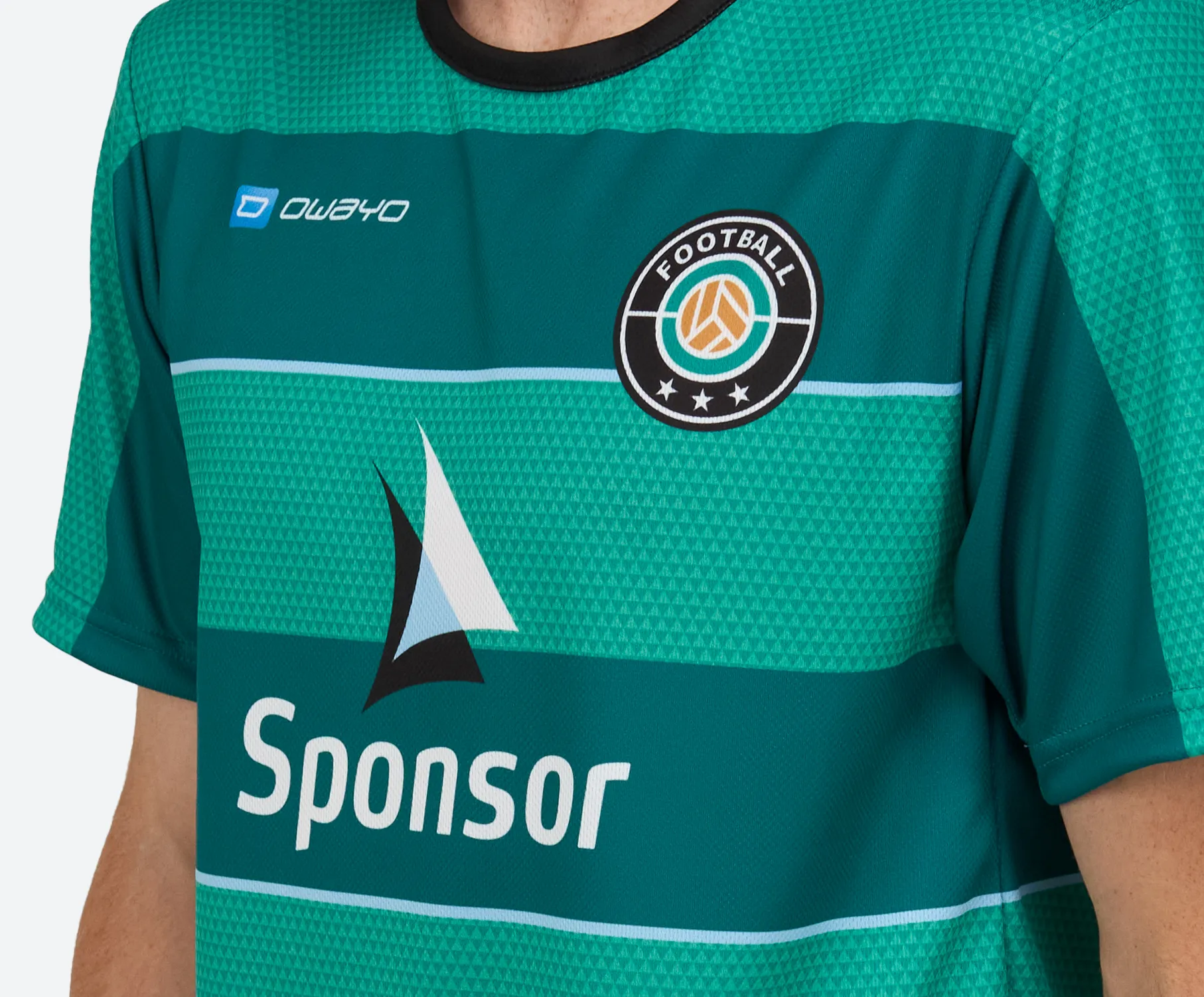 Grünes Fußballtrikot mit diagonalem Muster, Logo und Sponsorenaufdruck.