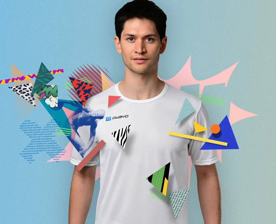Ein junger Mann trägt ein weißes Sportshirt mit grafischen Elementen im Hintergrund.