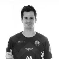 Ein Mann trägt ein maßgeschneidertes, schwarz-weißes Sporttrikot mit geometrischem Muster, dem Logo von owayo, einem Vereinswappen und der Aufschrift „Euro Winners Cup Nazaré 2022“.