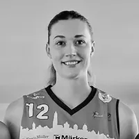 Eine Frau in einem sportlichen Trikot mit der Nummer 12 und einem Stadtsilhouetten-Design.