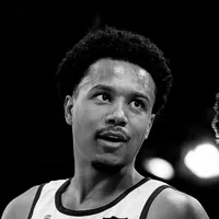 Ein Mann in einem Sporttrikot, das von owayo angefertigt wurde, in Schwarz-Weiß aufgenommen.