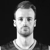 Ein Mann in einem dunklen, sportlichen Oberteil mit V-Ausschnitt, das eine personalisierte Sportbekleidung darstellt.