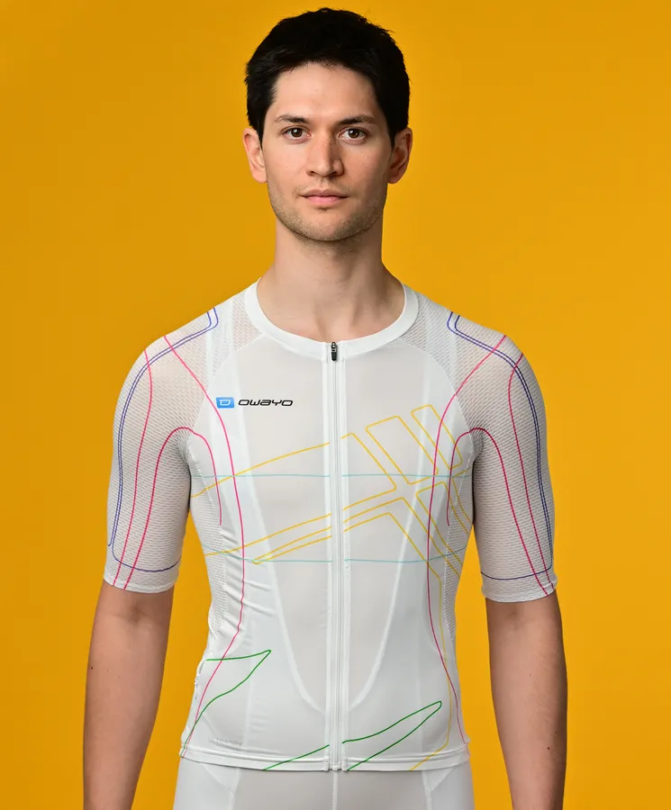 Ein Mann trägt ein weißes, kurzärmeliges, mit bunten Linien gestaltetes Sporttrikot von owayo vor einem gelben Hintergrund.