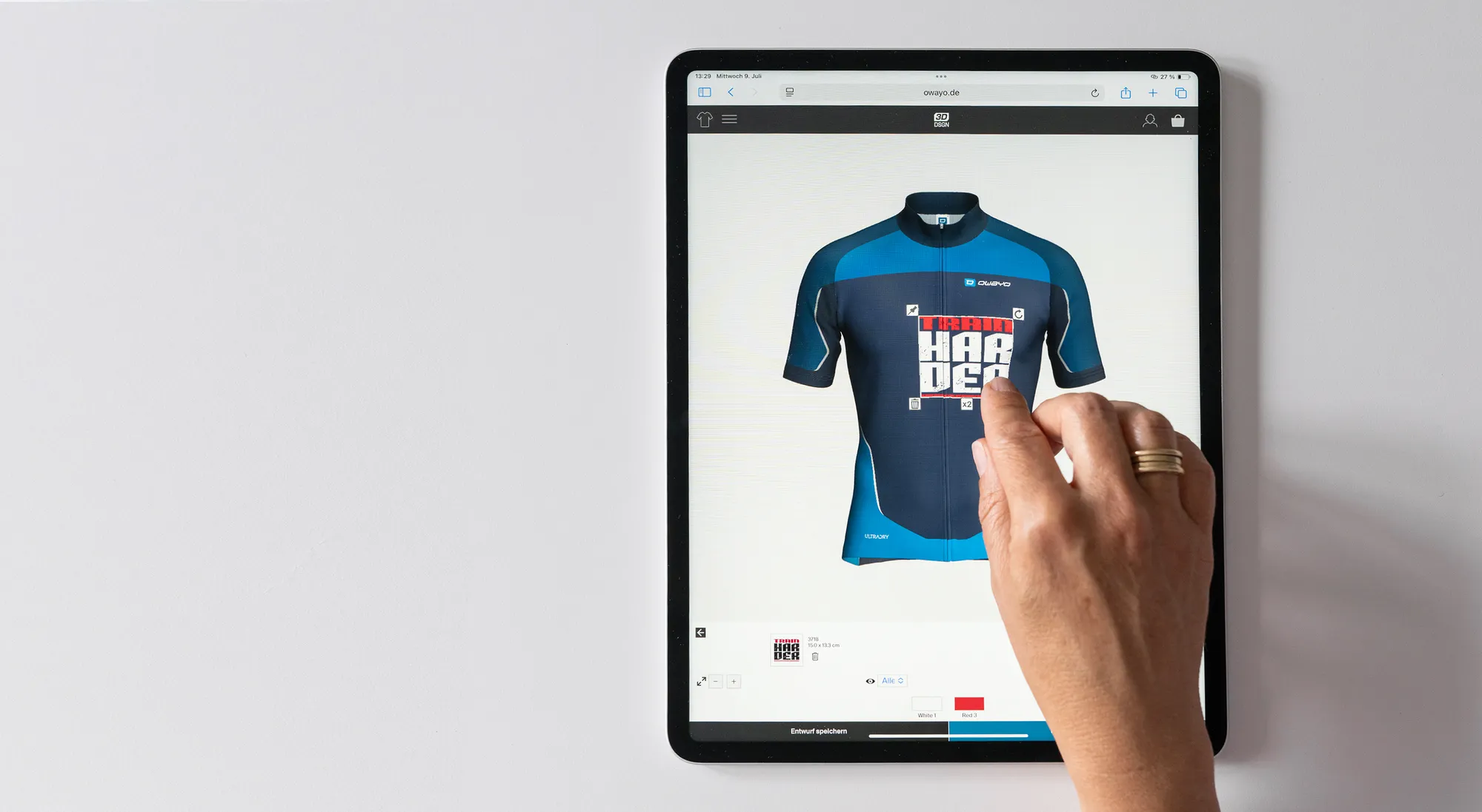 Eine Hand interagiert mit einem Tablet, auf dem eine benutzerdefinierte Radtrikot-Design-Oberfläche von owayo angezeigt wird, bei der ein blaues Trikot mit einem roten und weißen Design bearbeitet wird.