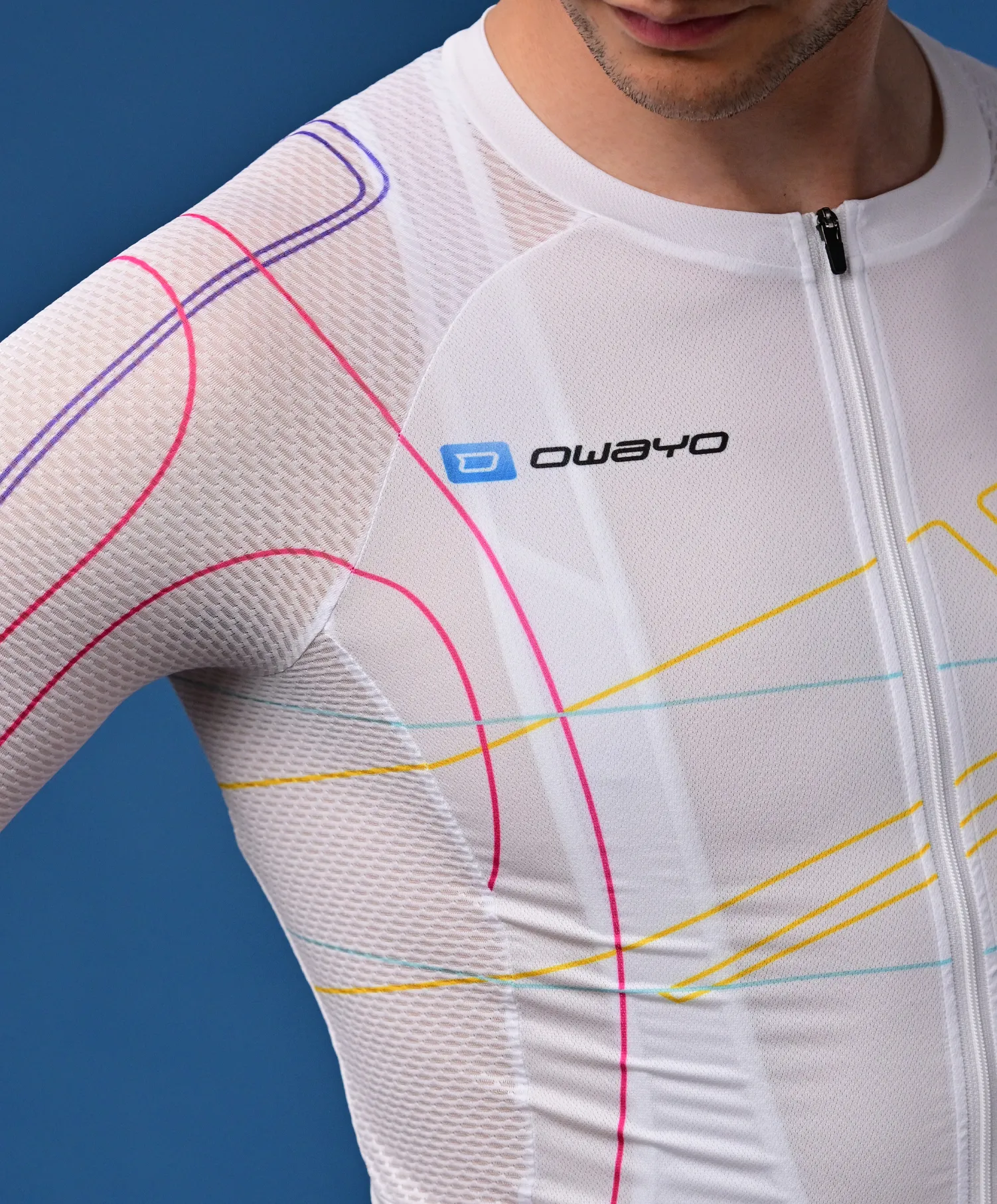 Ein Mann trägt ein weißes, atmungsaktives Sporttrikot von owayo mit bunten Linien und einem Reißverschluss vorne.