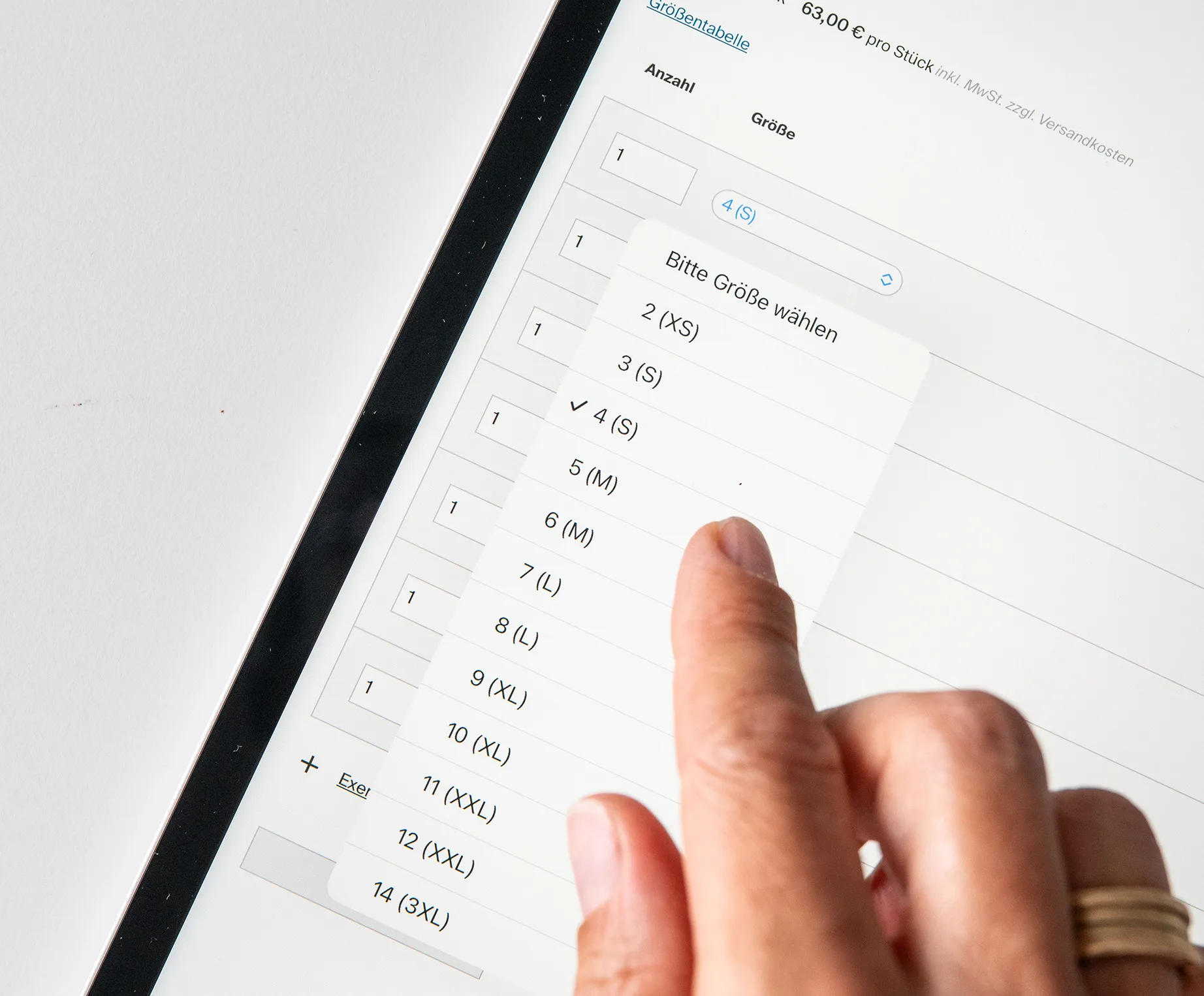 Eine Hand wählt die Größe 4 (S) für ein Produkt auf einer Webseite von owayo aus, während ein Dropdown-Menü mit verschiedenen Größen angezeigt wird.