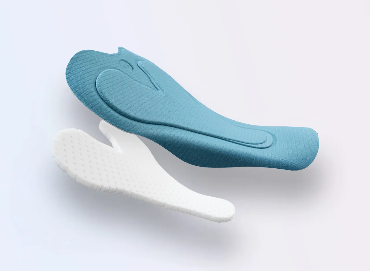 Zwei Fußpolster in Blau und Weiß, die eine rutschfeste Oberfläche und ergonomische Form aufweisen.